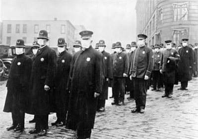 Cảnh sát tại thành phố Seattle (Mỹ) đeo khẩu trang do Tổ chức Chữ thập đỏ sản xuất để đối phó với đại dịch cúm 1918.