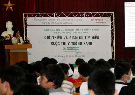 Các bạn sinh viên tham dự buổi giới thiệu.