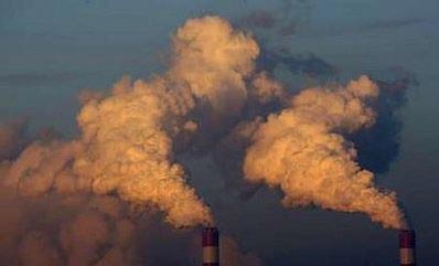 Khói bốc lên từ nhà máy nhiệt điện Belchatow ở Ba Lan. Đây là nhà máy nhiệt điện lớn nhất châu Âu.