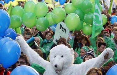 Một người hóa trang thành gấu Bắc Cực trong cuộc tuần hành tại Brussels. Ảnh: Reuters.