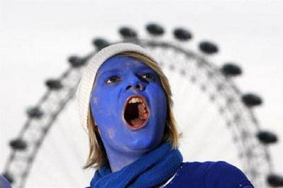 Một phụ nữ hô khẩu hiệu bảo vệ trái đất trong cuộc tuần hành tại London. Ảnh: Reuters.