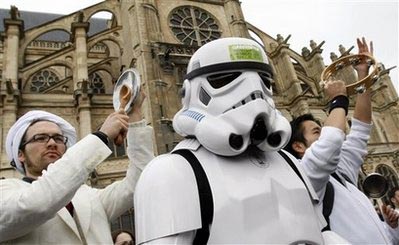 Một người ngụy trang giống robot trong cuộc tuần hành tại Paris.