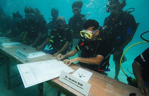 Chính phủ Maldives từng tổ chức họp dưới nước để kêu gọi thế giới chống biến đổi khí hậu. Ảnh: Reuters.