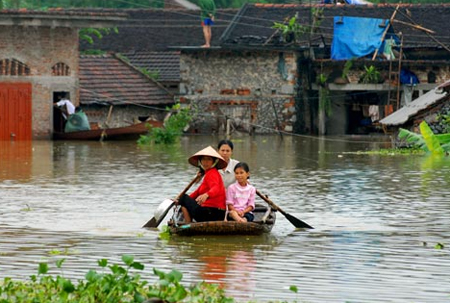 Bão lụt với mức độ ngày càng khốc liệt hơn, một phần được cho là do biến đổi khí hậu, ảnh hưởng đến cuộc sống của hàng triệu người Việt Nam. Ảnh: Hoàng Hà.